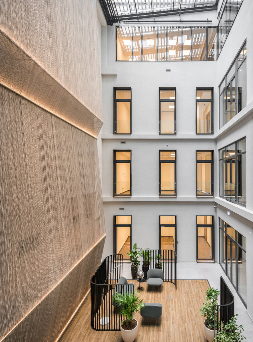 Chain link courtyard wall facade at KI20 Business Centre in Budapest