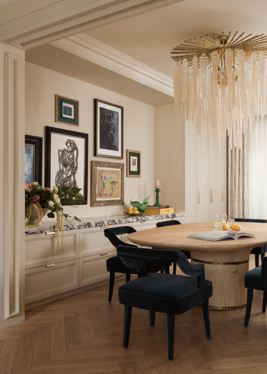 A dining room designed by Mark Howorth: a bright dining room with dark seating and golf fixtures and decorations.
